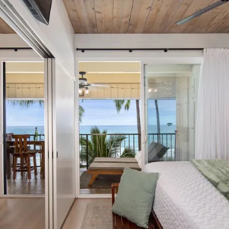 Oceanfront, remodeled penthouse, sunsets, whales/dolphins, surfers! Free parking