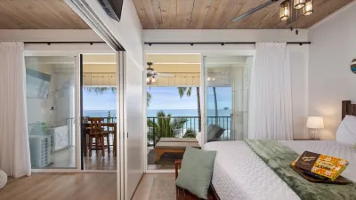 Oceanfront, remodeled penthouse, sunsets, whales/dolphins, surfers! Free parking
