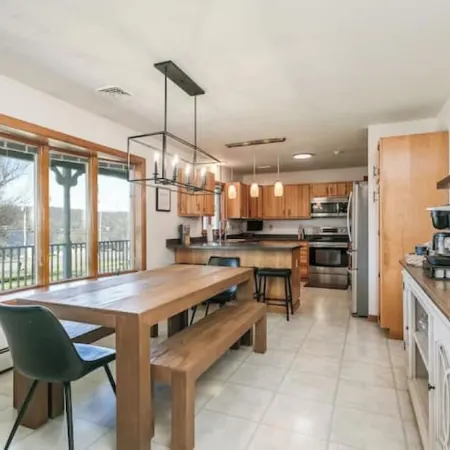 3BR Lakeview-HotTub-Firepit-Gameroom-PuttPutt