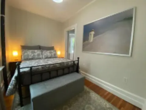 Boston 2bd King Bed near Harvard, MIT, subway near Boston. On-site free Parking Hotels in Somerville
