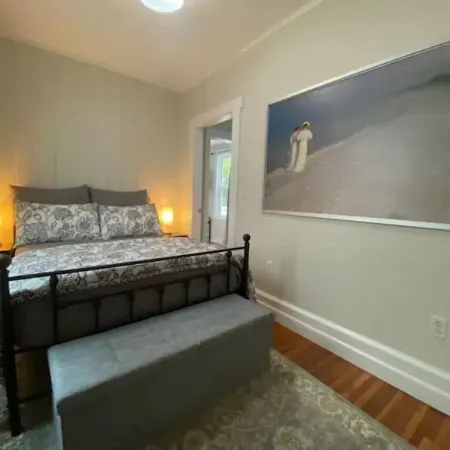 Boston 2bd King Bed near Harvard, MIT, subway near Boston. On-site free Parking