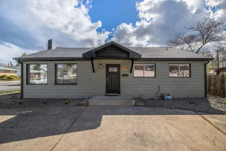 Modern Bungalow. Close to St. Joseph's hospital and Lewis Clark State College