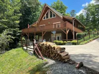 Franklin Foxfire Cabin - Mountain Views, Fire Pit, Spacious, PS5, Fast WiFi