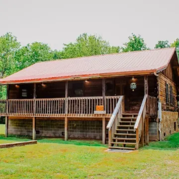 "Sweet Life" Log Cabin Creekside, Trout Fishing, Foosball, Hot Tub and Firepit
