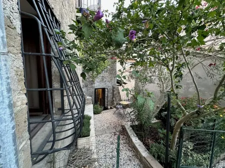 Septà - Pittoresca Casa Vacanze nel Centro Storico Vista Lago, Piccolo Giardino