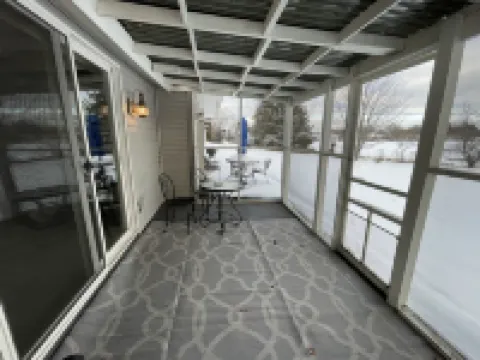 Lakefront cottage w/ convenient access to restaurants, atv and snowmobile trails フィリップスのホテル