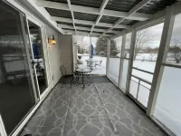 Lakefront cottage w/ convenient access to restaurants, atv and snowmobile trails