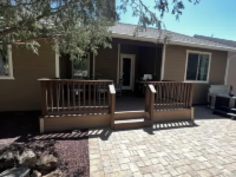 Gorgeous 3 bedroom cabin with hot tub