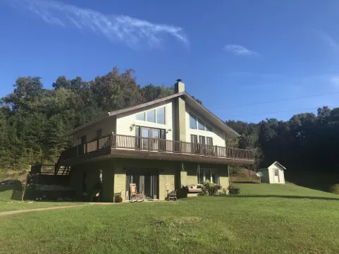 70 acre farmhouse ponds fishing kayaking near red river gorge