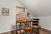 Blue Door Cottage Family Game Room - Family Friendly!
