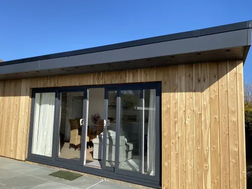 Spacious Cabin Sea/Downs views Sole use Hot Tub 10min walk to Beach/Train St