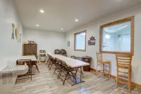 10Bedroom 6 bath Lakeview Retreat with Year-Round Hot Tub & Unique Entertainment