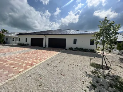 Brand New '23 Canal Home - 3BR/3BA, Sleeps 8, with Pool, 50' Dock, & Cabana Club Hotels in der Nähe von Sombrero Reef