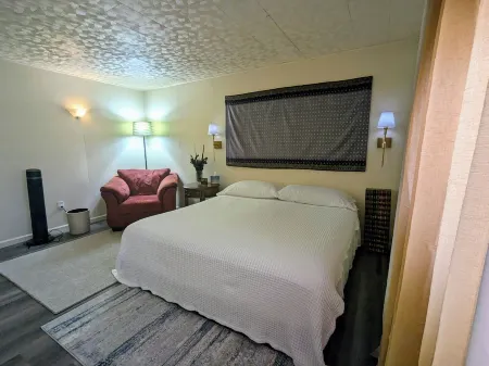 In Town! Fully-equipped kitchen with spacious bedrooms. Free parking & WiFi! Отели рядом с достопримечательностью «Заказник Френдс оф Кримерс Филд эт Кримерс Филд Мигратори Уотерфоул»