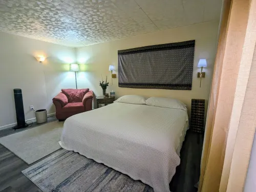 In Town! Fully-equipped kitchen with spacious bedrooms. Free parking & WiFi!