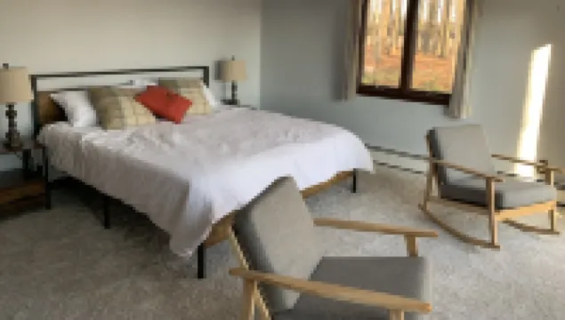 Creek side retreat and breathtaking views! Moments from hunting and fishing!