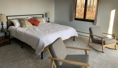 Creek side retreat and breathtaking views! Moments from hunting and fishing! Conneaut Wildlife Area附近的飯店