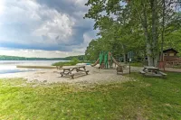Cozy House in Big Bass Lake Gouldsboro with Hot Tub, Fire Pit, Pool, Ping Pong Hotel a Clifton Township