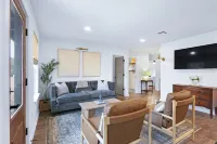 Ms Dot’s 290 Wine Trail Farmhouse-Downtown JC- Fire Pit - Covered Patio Hotels in Johnson City