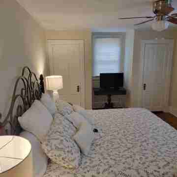 Historic Cottage - At Hopelands Gardens close to Hitchcock Woods (Remodeled) Rooms