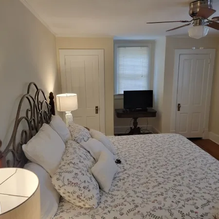 Historic Cottage - At Hopelands Gardens close to Hitchcock Woods (Remodeled)