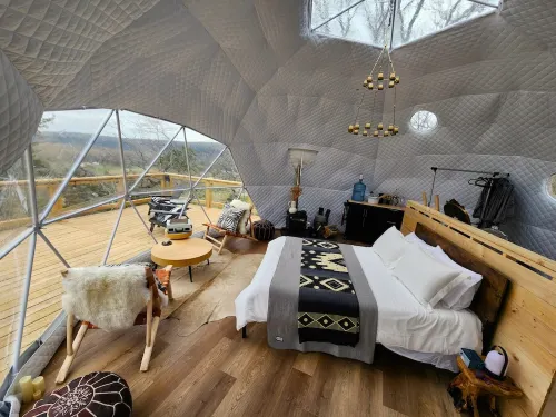 RIVER VIEW Cliff Dome Glamping @ White River, minutes to fishing, hikes!
