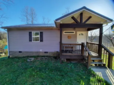 Small house with lake view 5 minutes to I-75 and Renfro Valley. Hotels in Rockcastle County