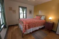 FarmHouse on the Creek near Parks & Winery