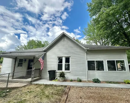 1910 on Route 66 is a Charming historic 2 bedroom 2 bath home, close to downtown