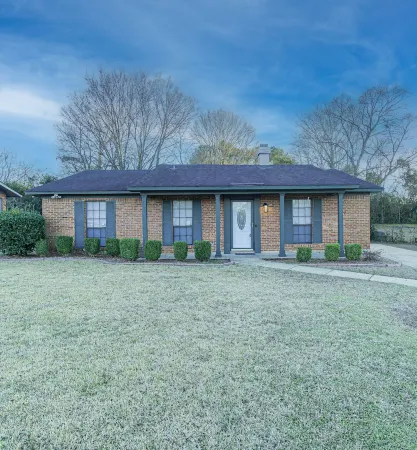 Lovely 3 bedroom house close to great shopping and dining. Отели рядом с достопримечательностью «Монтгомери Музеум оф Файн Артс»