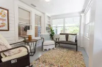 The White House - Remodeled quaint  home with spacious yard - 2.5 miles from UF