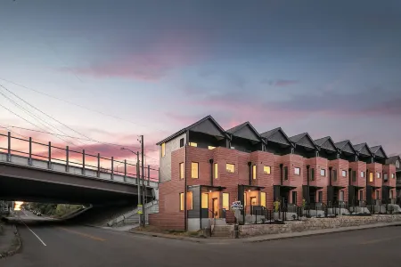 Vibrant townhome near downtown, breweries & campus Отели рядом с достопримечательностью «Regal Riviera»