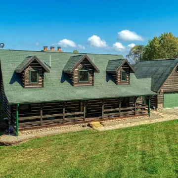 Wow! Timber Ranch Lodge, 43 acres, Sleeps 12, Family and Pet Friendly!