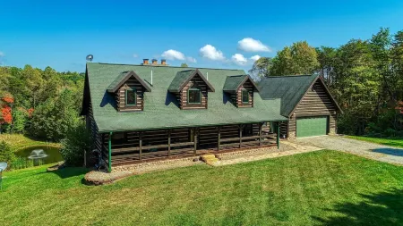Wow! Timber Ranch Lodge, 43 acres, Sleeps 12, Family and Pet Friendly!