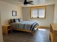 Lighted Hot Tub w/Beautiful Sunset & 4 BD/2.5 Baths and very close to town.