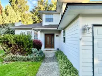 Hot tub + Bright and spacious home + 20 min to Ski —> Sleeps 13!