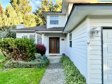 Hot tub + Bright and spacious home + 20 min to Ski —> Sleeps 13!