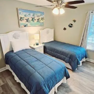 King Suite - Golf - Free Beach Pass - Pond View - Coffee bar - Child friendly