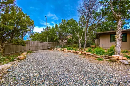 Sedona Perfect! Charming Guest House on 5 Acre Gated Estate boardering Oak Creek