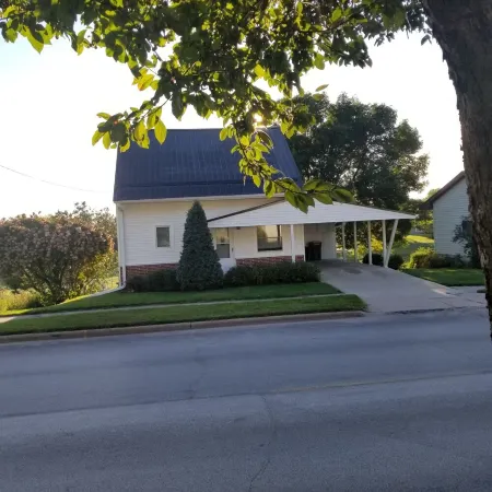 Cottage on Main/Monona Iowa is in the Middle of Everything in the Driftless Area Отели в г. Clayton County