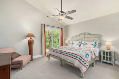 Cute house, big private shaded yard, cul-de-sac, close to ALL entertainment! Hotels near T-Mobile
