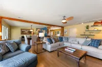 Hot tub open all year! Private heated pool, sleeps 10 near downtown New Buffalo!