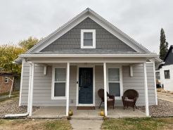 Cheerful 3-bedroom home w/free parking on premises
