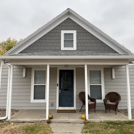 Cheerful 3-bedroom home w/free parking on premises