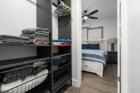 Dogs Welcome! Cute space, fresh out of entire renovation! Steps to beach!