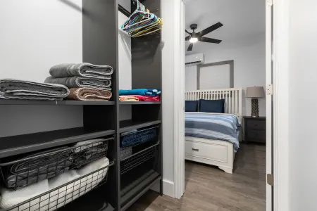 Dogs Welcome! Cute space, fresh out of entire renovation! Steps to beach! Отели в г. Вилано-Бич