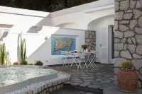 BIG VILLA WITH AMAZING INFINITY TERRACE JACUZZI SWIMMING POOL 10 MIN FROM "PIAZZETTA 修士礁附近的飯店