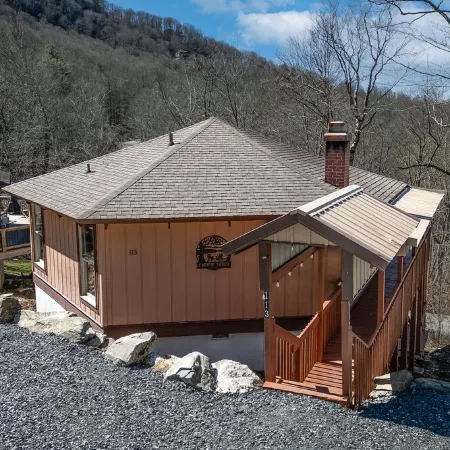 Cozy Treehouse steps from Beech Mtn ski resort, Restaurants, Trails and Fishing!