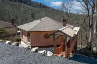 Cozy Treehouse steps from Beech Mtn ski resort, Restaurants, Trails and Fishing!