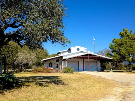 Secluded getaway, 2BR, near Fossil Rim, 900 acres, hiking, farm animals